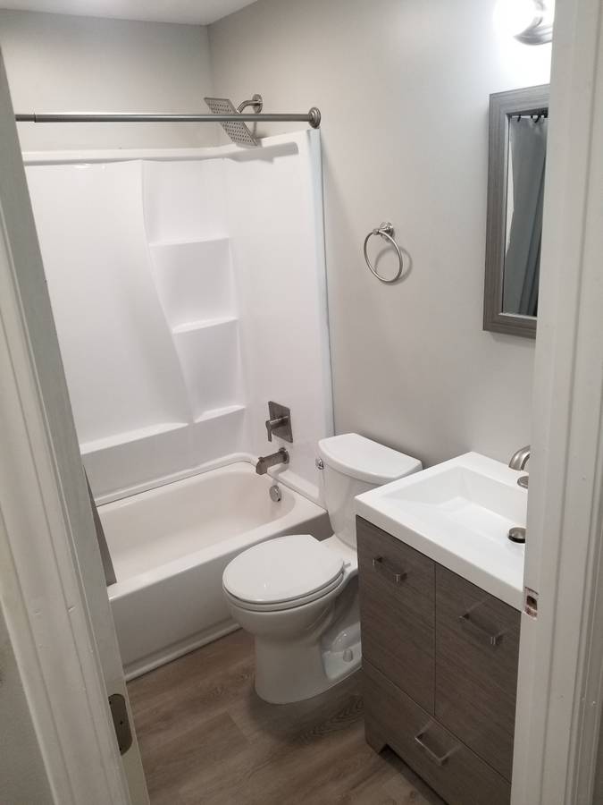 Bathroom at The Big Blue Cleveland Ohio - affordable furnished
rooms near Cleveland Clinic