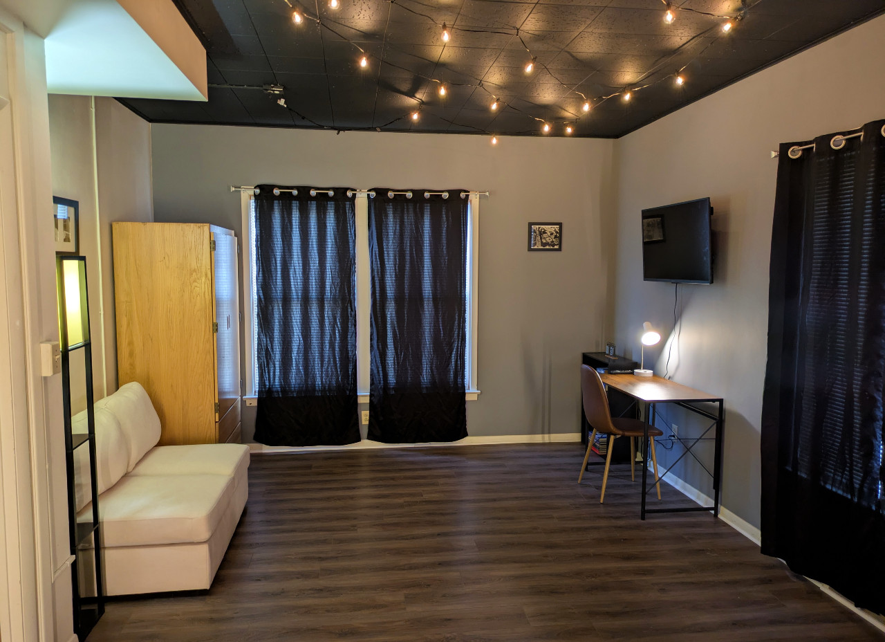 Large furnished suite at The Archwood Manor Cleveland Ohio -
affordable extended stay near MetroHealth