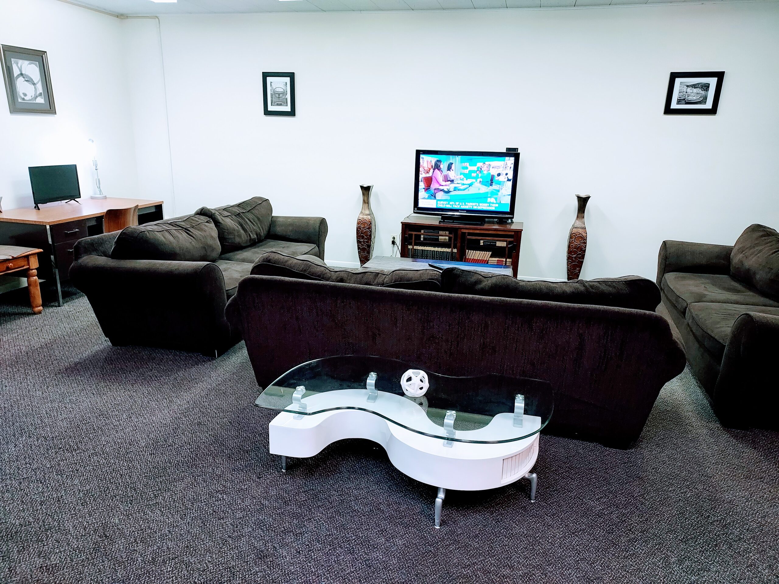 Resident lounge at The Archwood Manor 2709 Archwood Ave Cleveland
Ohio - furnished extended stay near MetroHealth and Downtown Cleveland